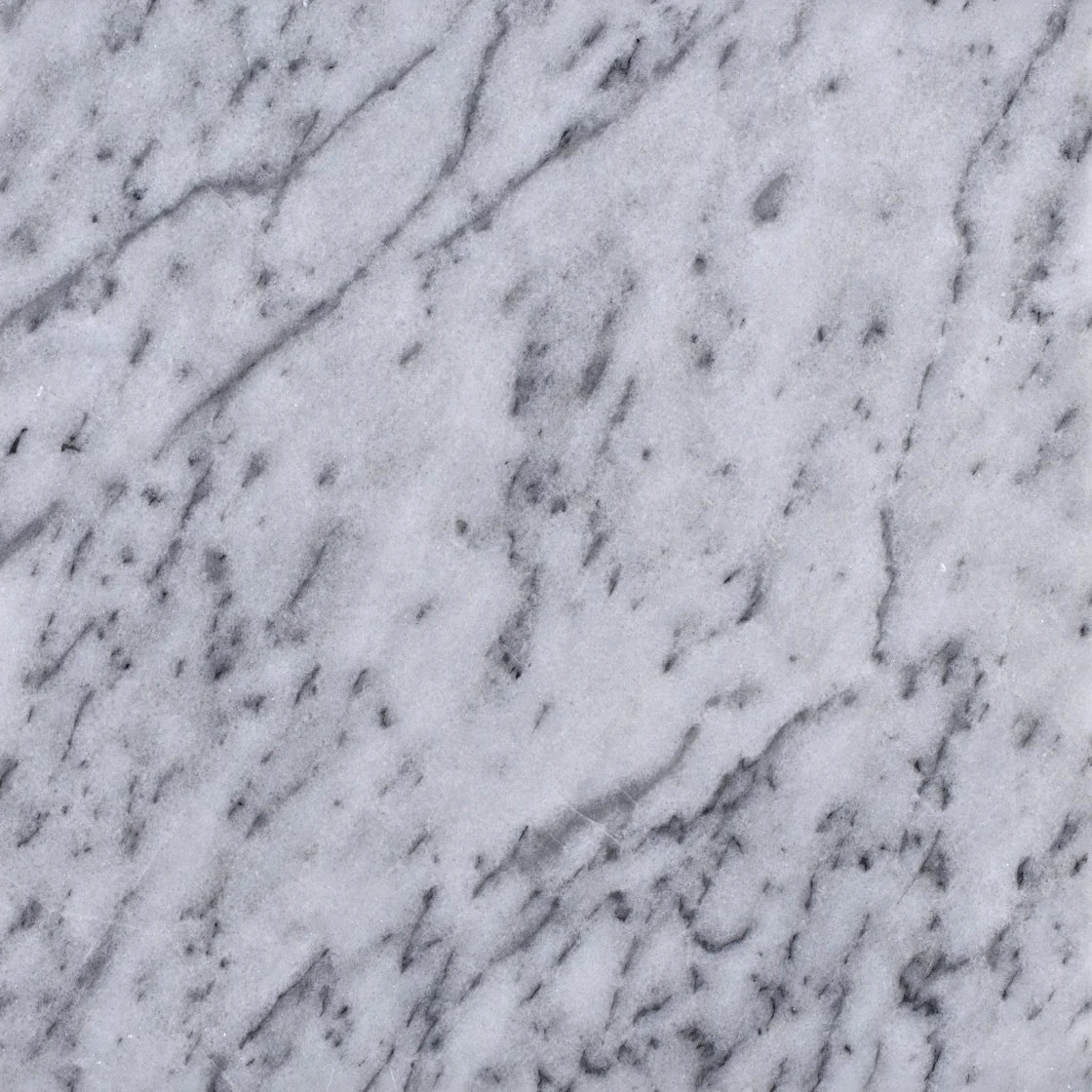 Adranos White | ladrilho de mármore Adranos White ladrilho de mármore — uma paleta de branco frio e cinzento suave, veios diagonais fluidos que conduzem o olhar pela pedra