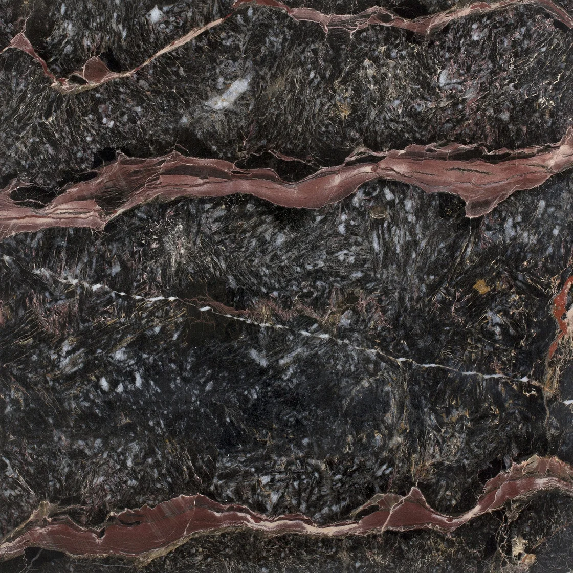 Breccia Notre Dame | ladrilho de mármore Breccia Notre Dame ladrilho de mármore — tons profundos de carvão e cinzento fumado, uma faixa rosada distinta entre veios claros finos