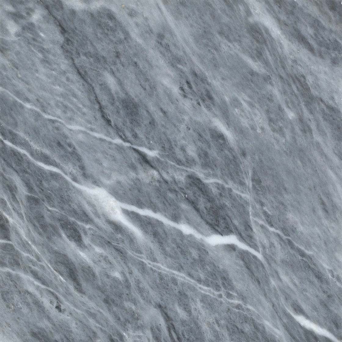 Demmer Afyon Gray | ladrilho de mármore Demmer Afyon Gray ladrilho de mármore — um fundo equilibrado de cinzento médio, veios diagonais fluidos que conduzem o olhar pela pedra