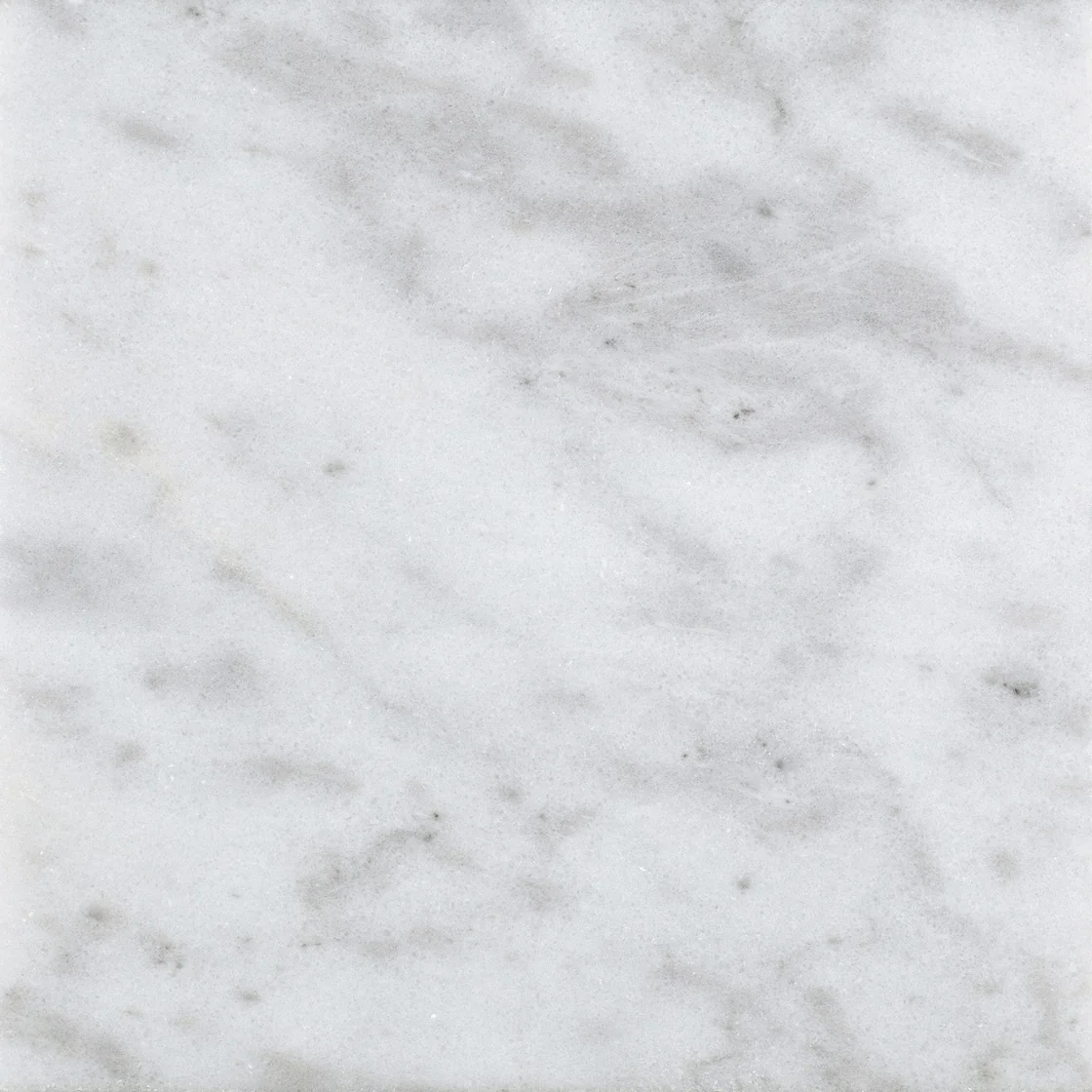 Demmer Muğla Silver White | ladrilho de mármore Demmer Muğla Silver White ladrilho de mármore — uma paleta de branco frio e cinzento suave, manchas suaves e fumadas com apontamentos mais escuros