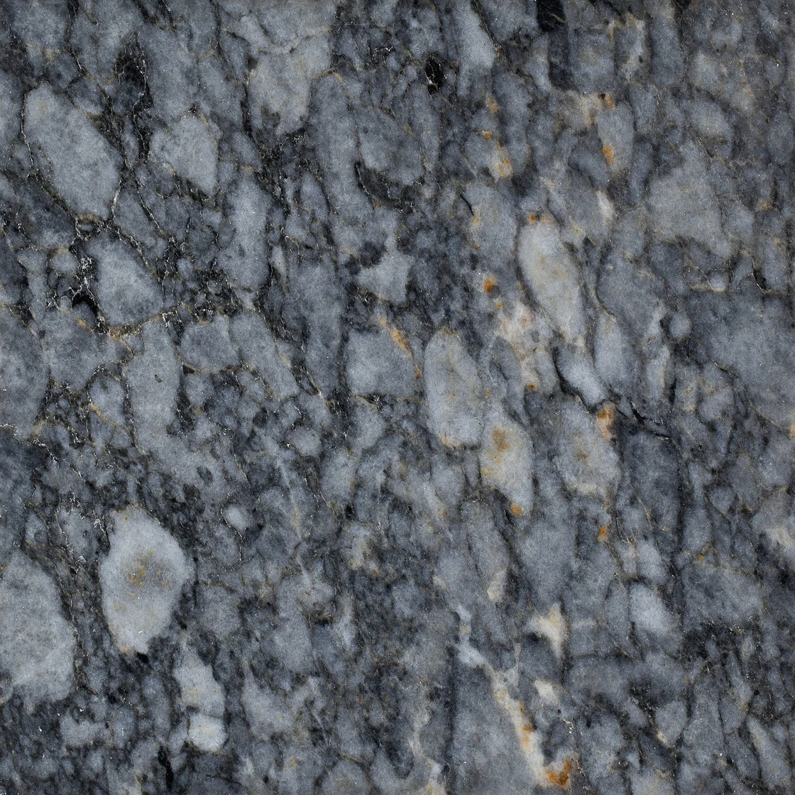Demmer Tigerskin | ladrilho de mármore Demmer Tigerskin ladrilho de mármore — tons profundos de carvão e cinzento fumado, fragmentos claros angulares numa matriz contrastante