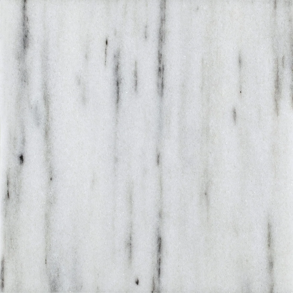 New Carrara | ladrilho de mármore New Carrara ladrilho de mármore — um fundo branco luminoso, estrias verticais finas e faixas suavemente esbatidas