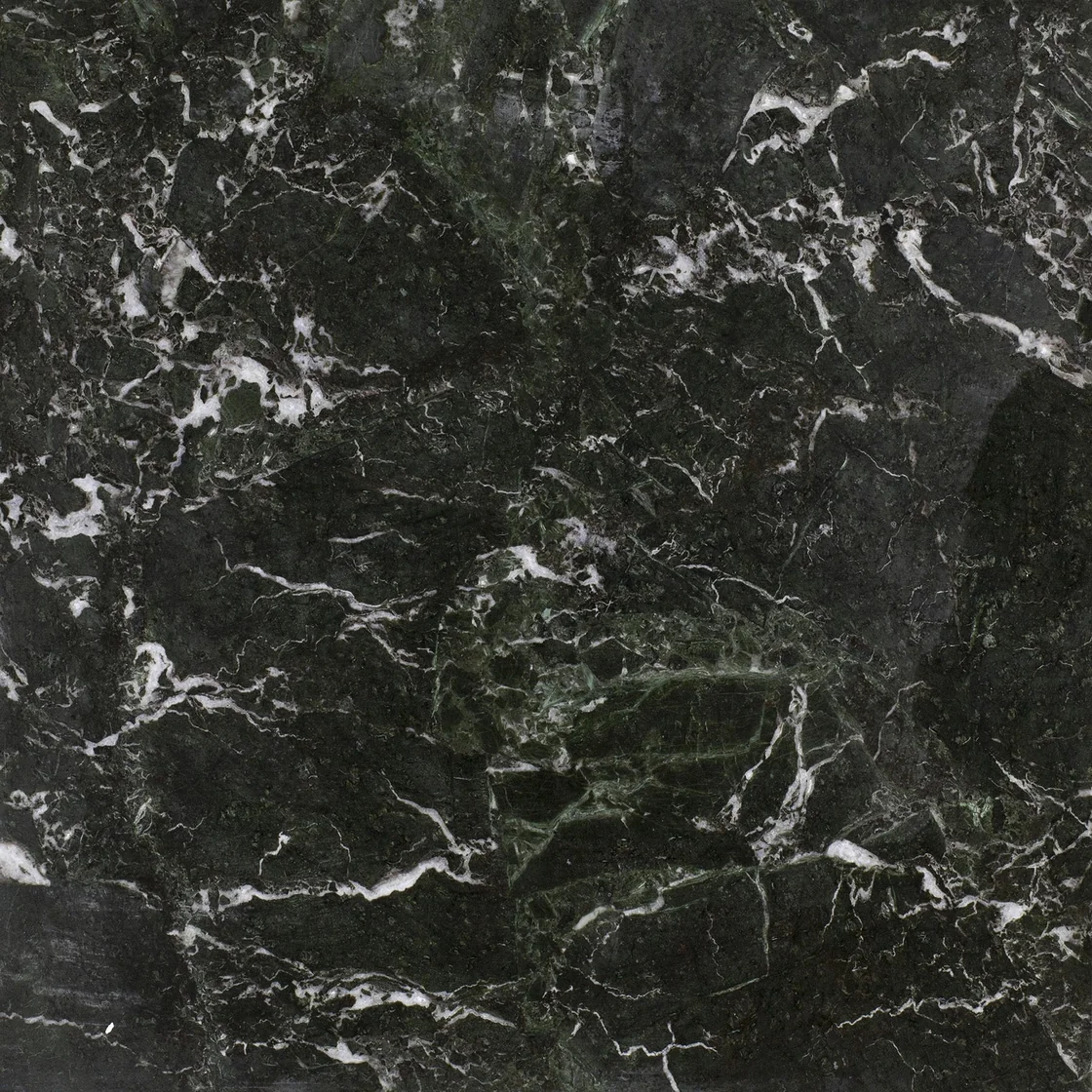 Verde Antico | ladrilho de mármore Verde Antico ladrilho de mármore — tons de verde profundo e carvão, uma rede de veios cruzados em creme e branco