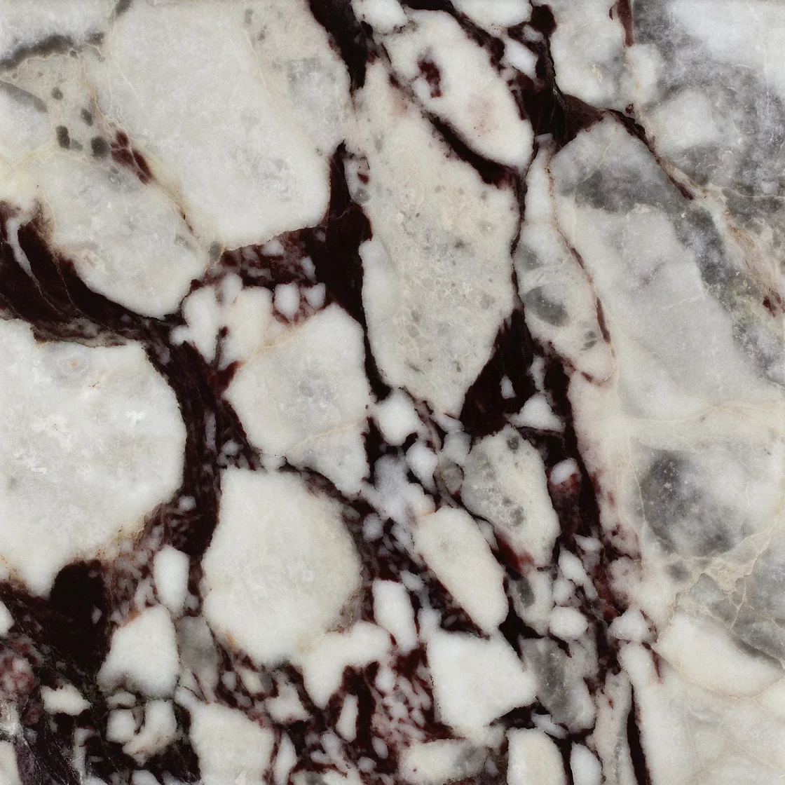 Violet | ladrilho de mármore Violet ladrilho de mármore — um fundo suave de marfim e creme, veios marcantes de ameixa entre zonas minerais claras