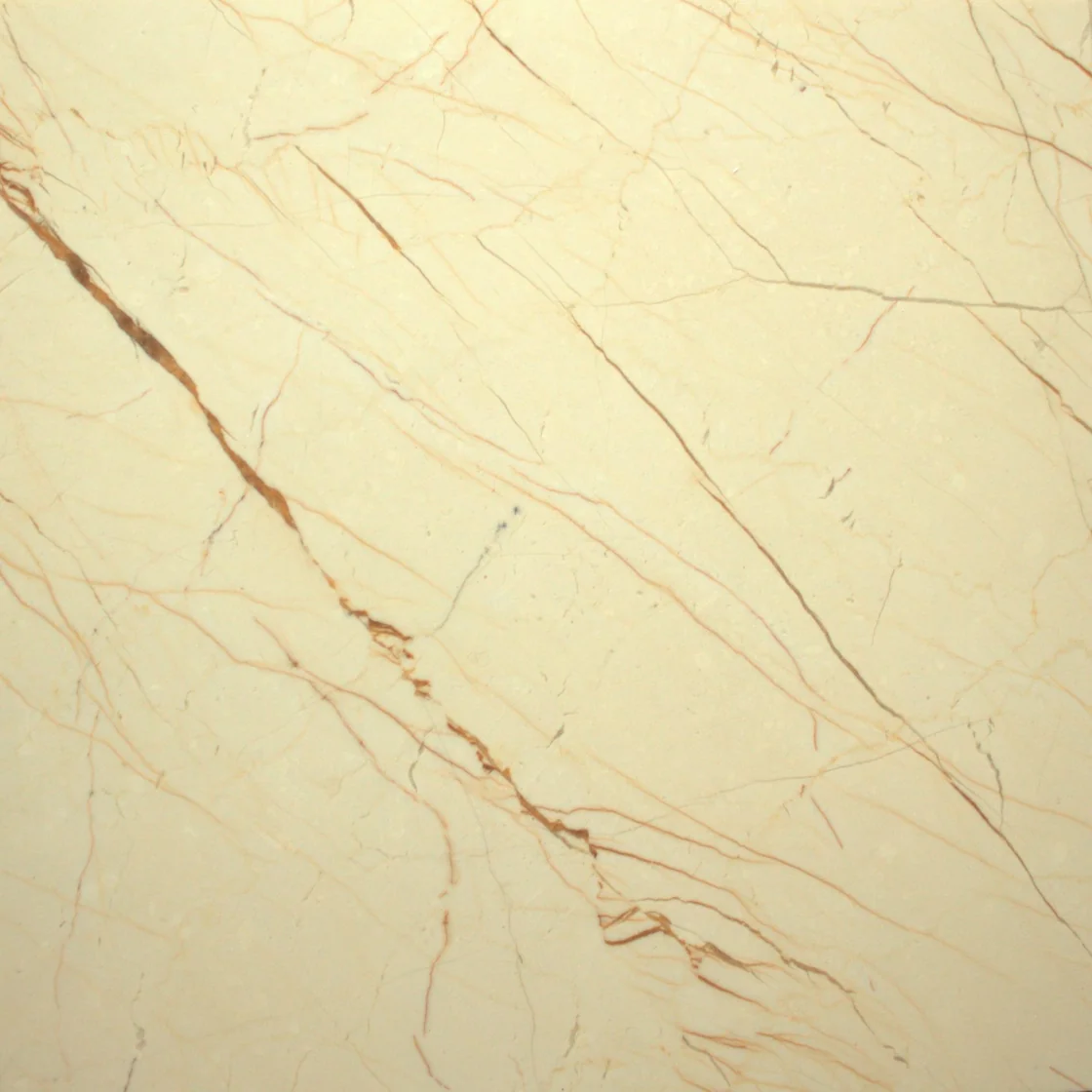 Yuce Sofita Beige | ladrilho de mármore Yuce Sofita Beige ladrilho de mármore — um fundo suave de marfim e creme, linhas finas castanho-douradas a cruzar a superfície